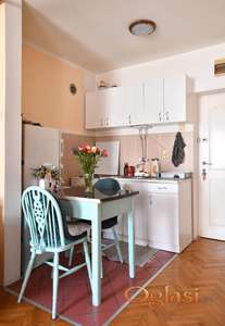 Svetla i funkcionalna bombonica od 25 m2 na jednoj od najatraktivnijih lokacija u gradu ( Grbavica)